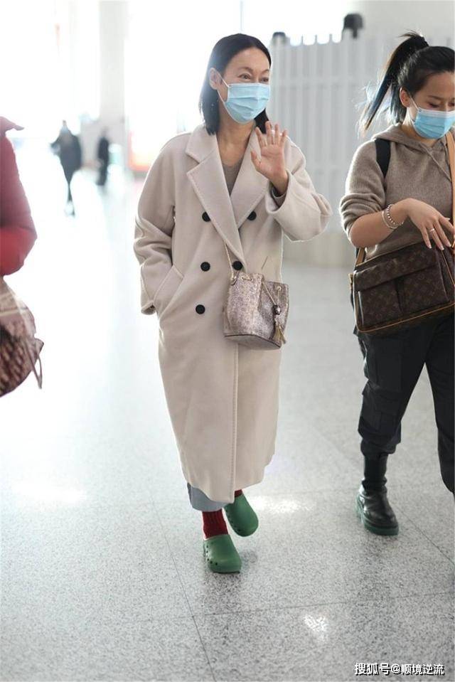 配饰 惠英红真有勇气，浅色大衣配洞洞拖鞋走机场，有哪个奶奶敢这么穿