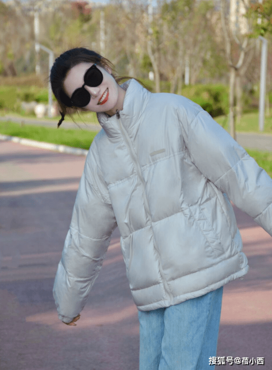 小白 “羽绒服+牛仔裤”=秋冬洋气搭配,兼具时髦和保暖,太高级了!
