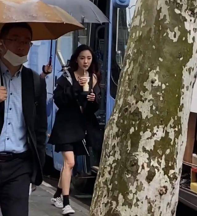 下装 杨幂拍戏被偷拍!穿五分裤不系裤带外出