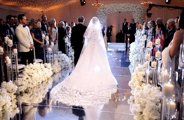 大小姐 40岁希尔顿的世纪婚礼让人开眼界！换了4套婚纱太奢华，美如公主