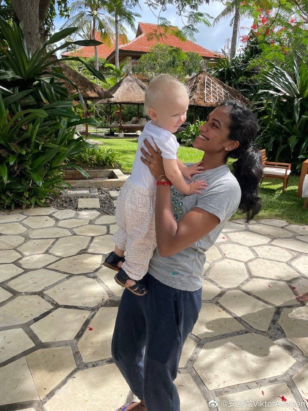 中,国羽几位女双主力贾一凡,黄东萍等都心心念念要跟安赛龙的女儿合影