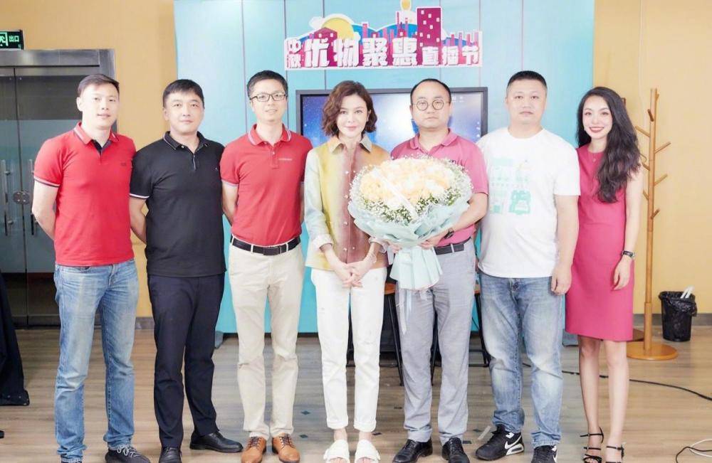 奢侈品 关之琳逛奢侈品店，穿针织衫牛仔裤，59岁戴3条名贵项链像暴发户