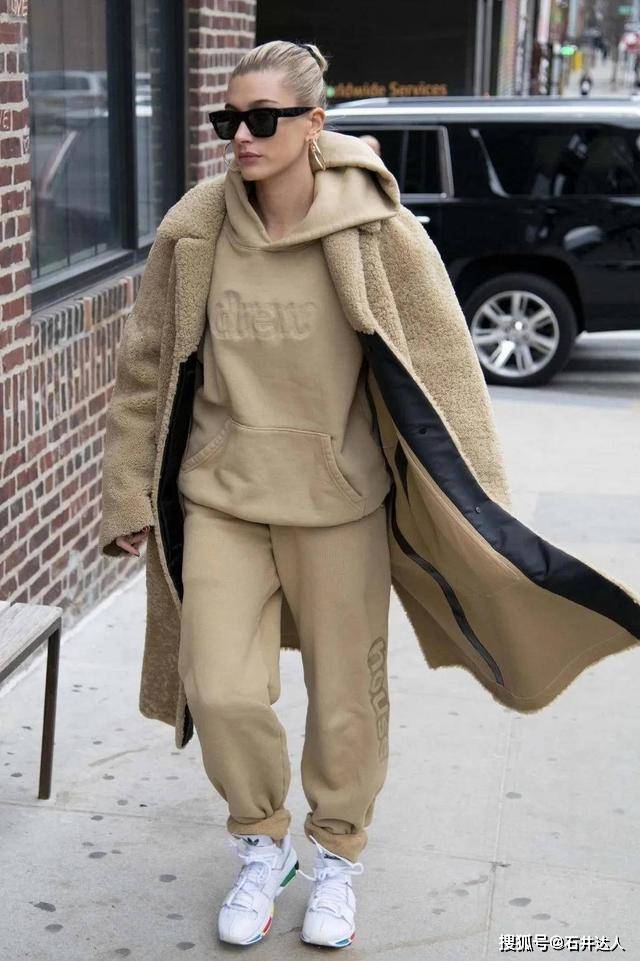 运动服 海莉亲自示范，如何利用3个简单技巧，把运动服穿出街头时尚感