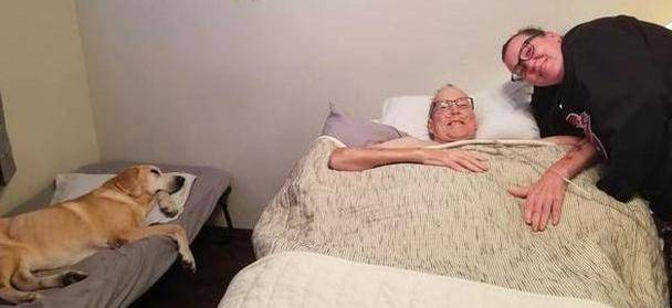 老人病重狗狗日夜守着,最后他们1小时内相继去世,爱到最后一刻 老人病重狗狗日夜守着,最后他们1小时内相继去世,爱到最后一刻