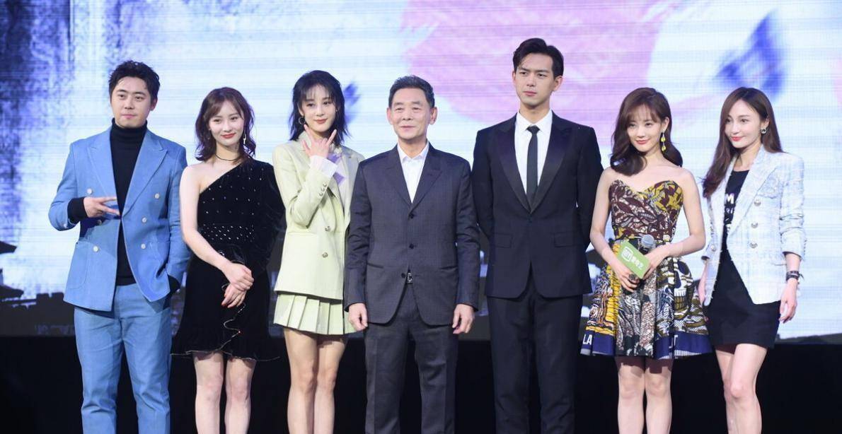 李一桐 姚笛李一桐同框比美，穿裙装效果不一样，看得出身材有多重要