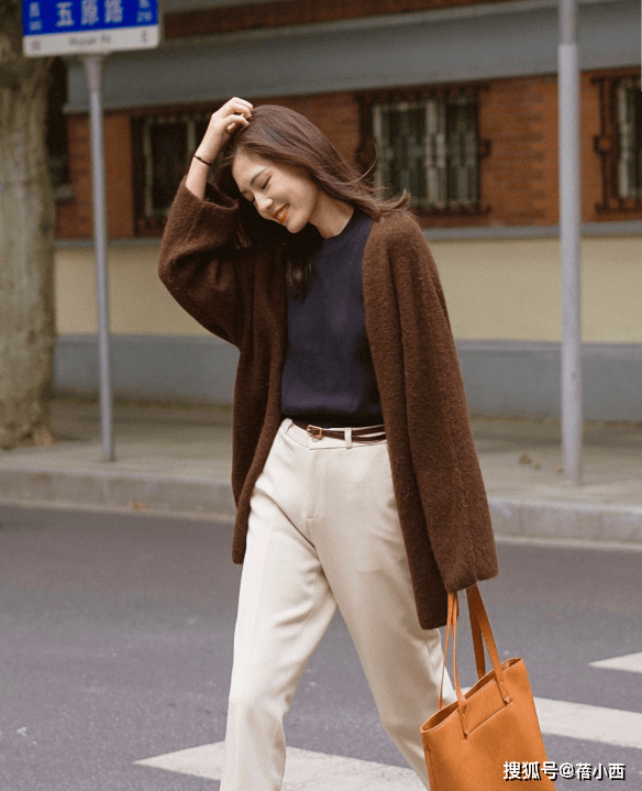 黑色 打底裤早烂大街了，“奶白裤”才是当季王者！搭配大衣、西装好美