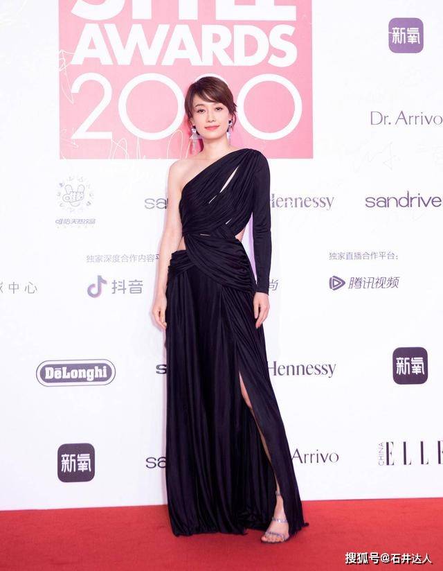 卫衣 马伊琍才是中年女性穿搭典范！连帽卫衣+牛仔裤，保暖时髦还减龄