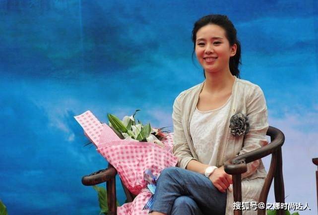 上半身 搭配上简单的你牛仔裤就行，和服装上半身的气场相符