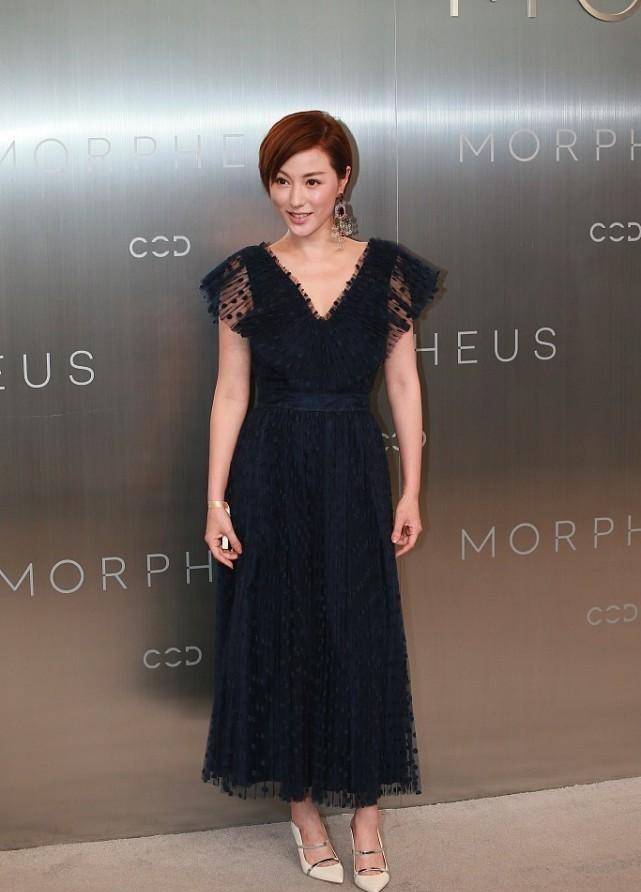 刘心悠 优雅女人早已穿上连衣裙，刘心悠的衣品真不错，穿粉裙扮嫩挺成功