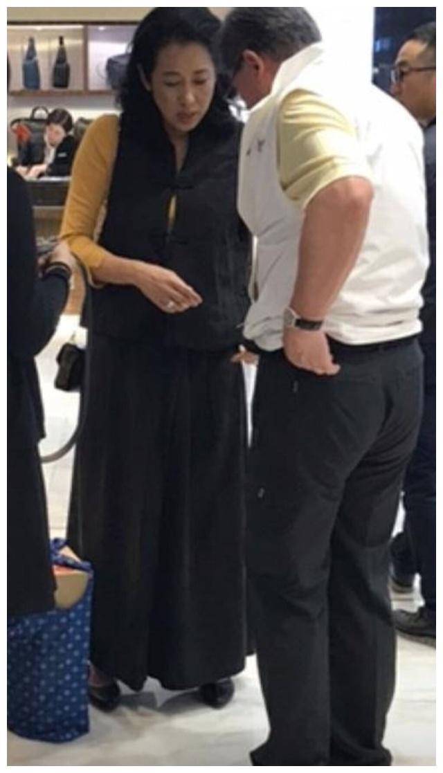 老人朱玲玲逛街被拍，穿卫衣套羽绒背心，是老人打扮但也很漂亮时髦！