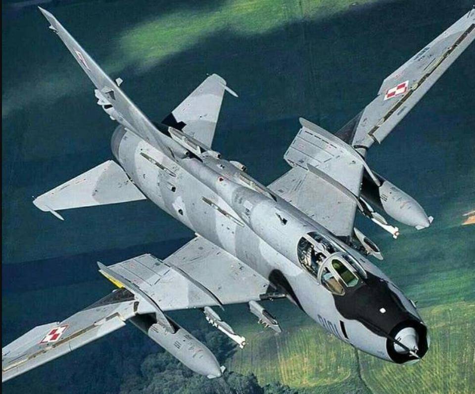 在60年代末,苏联在苏-7b基础上搞出了苏-17"装配匠b"系列战斗轰炸机