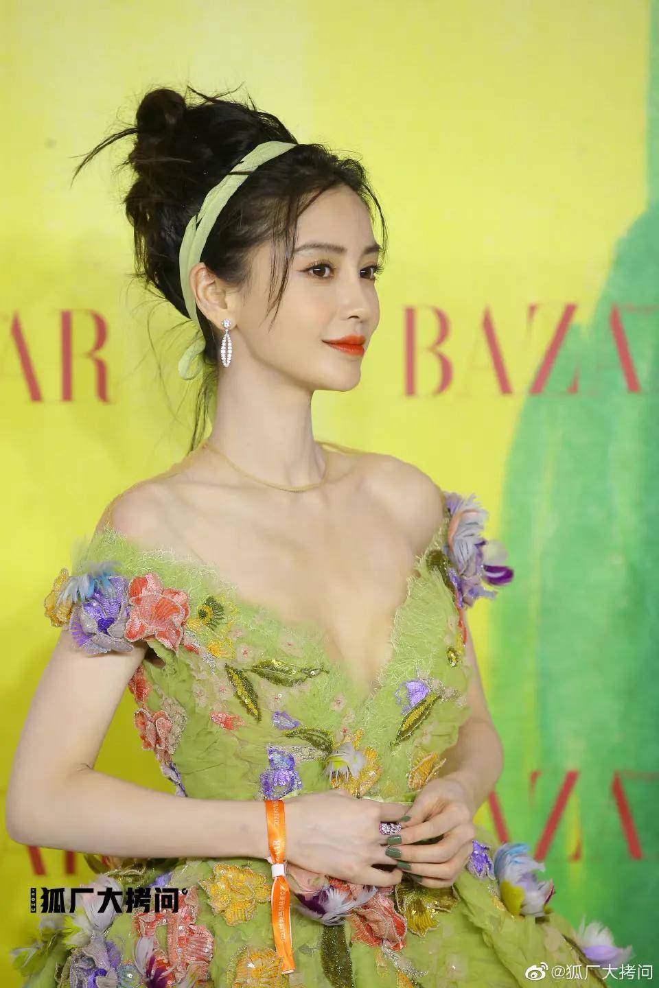 高定 娱乐｜芭莎慈善夜红毯：杨幂陈伟霆携手入场，李现杨洋朱一龙亮相