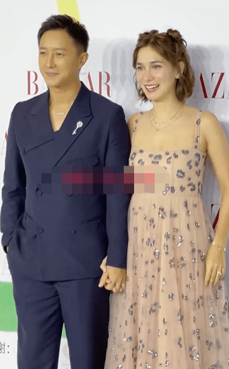 活动 韩庚夫妇出席活动好甜蜜，站一起两手紧握，卢靖姗小腹凸出似怀孕