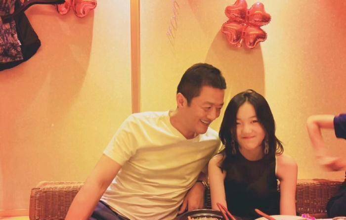 哈金|李亚鹏酒桌喝高手舞足蹈,亲女儿大腿与小19岁嫩模当街激吻