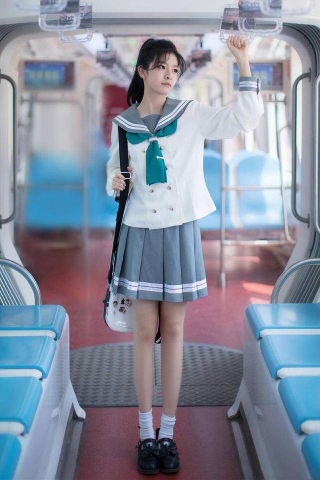 黑色 陈依妙二胡惊艳！16岁的她颜高气质好，难怪穿啥都美