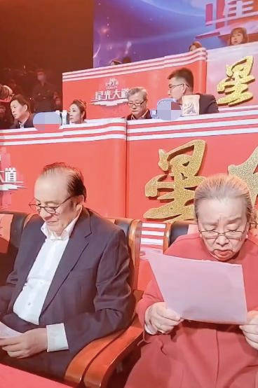 头发 李明启录节目合影，85岁白发苍苍还这么精神，穿红衣气质优雅！