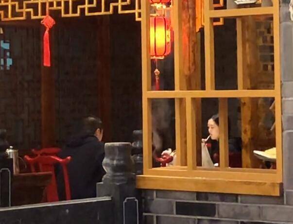 哈金|李亚鹏酒桌喝高手舞足蹈,亲女儿大腿与小19岁嫩模当街激吻