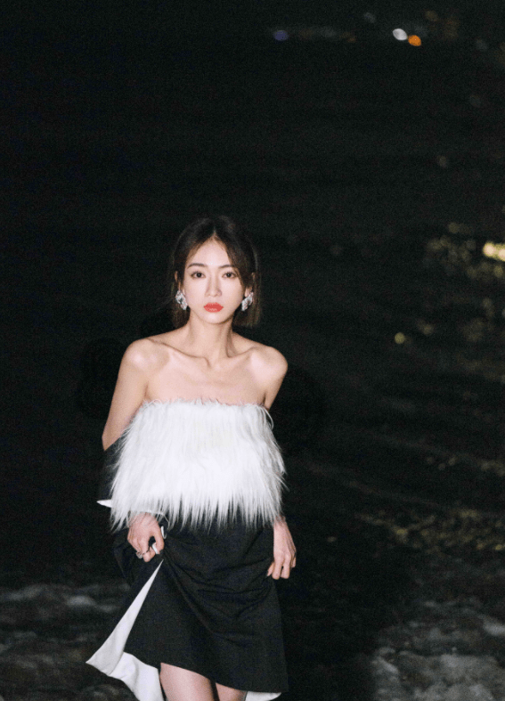 显得 吴谨言人美但是太瘦，穿棕色大衣身形单薄，个子不高但是很显腿长