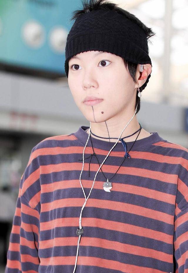 黑色 窦靖童的时尚品味不一般！条纹上衣配牛仔裤中性洒脱，潇洒不羁