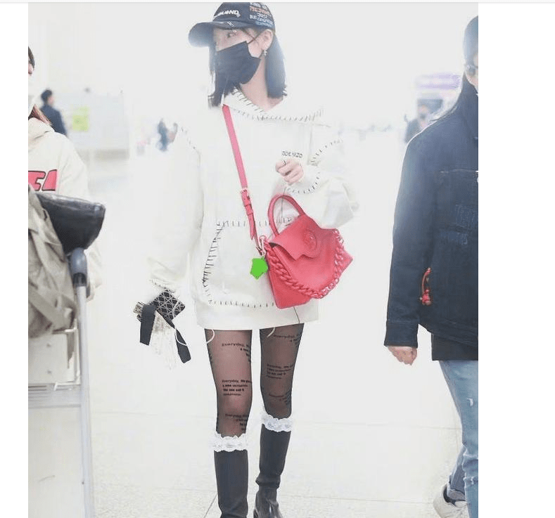 身材 太土了,吴宣仪最新机场造型翻车,黑色白花边袜,被粉丝吐槽好丑