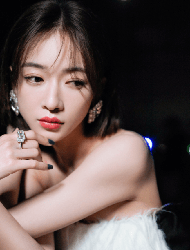 显得 吴谨言人美但是太瘦，穿棕色大衣身形单薄，个子不高但是很显腿长