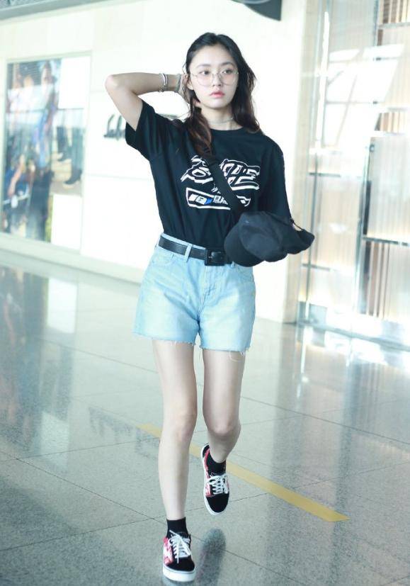 黑色 夏季穿搭没头绪?试试时髦显瘦黑T恤,时而狂野霸气时而甜美温柔