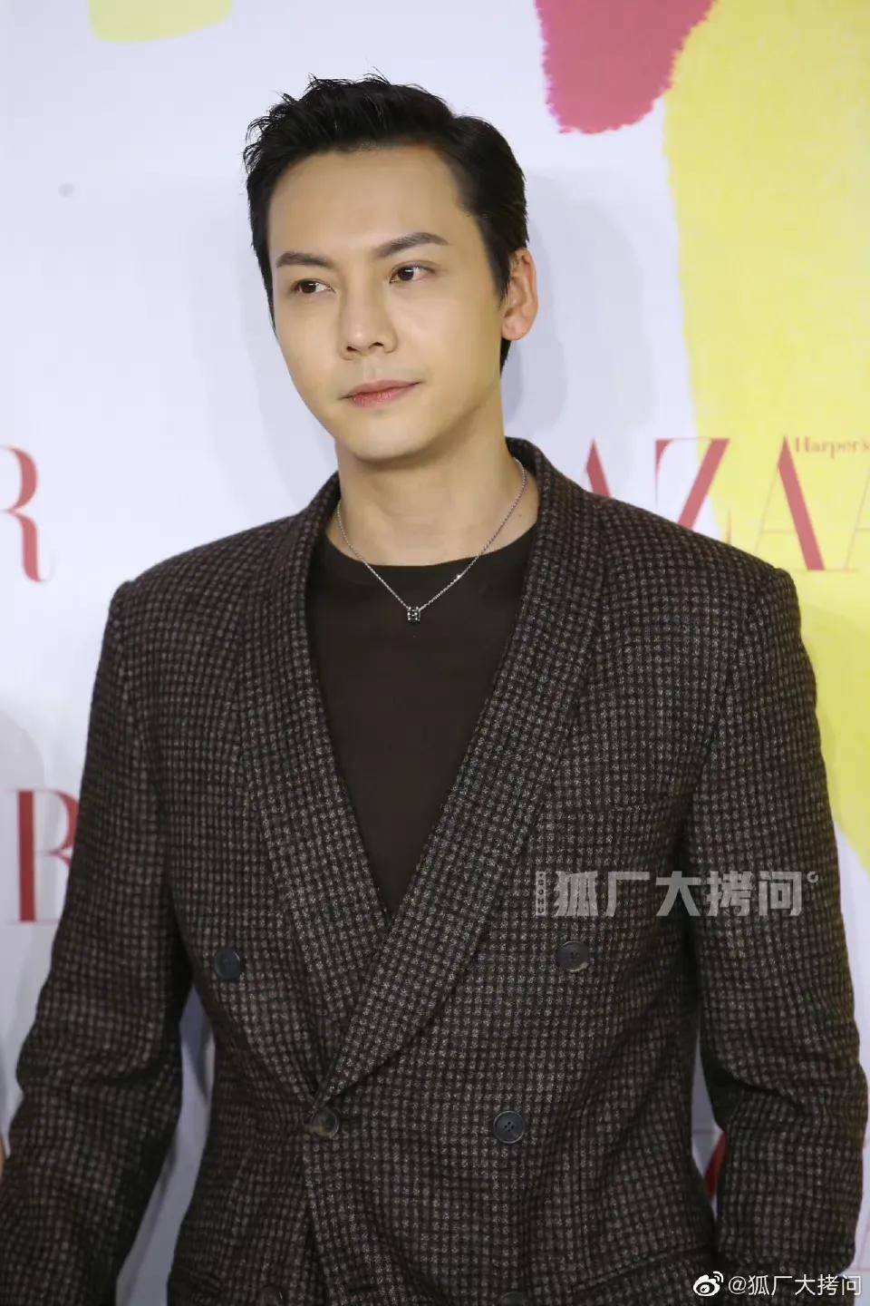 高定 娱乐｜芭莎慈善夜红毯：杨幂陈伟霆携手入场，李现杨洋朱一龙亮相