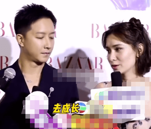 活动 韩庚夫妇出席活动好甜蜜，站一起两手紧握，卢靖姗小腹凸出似怀孕