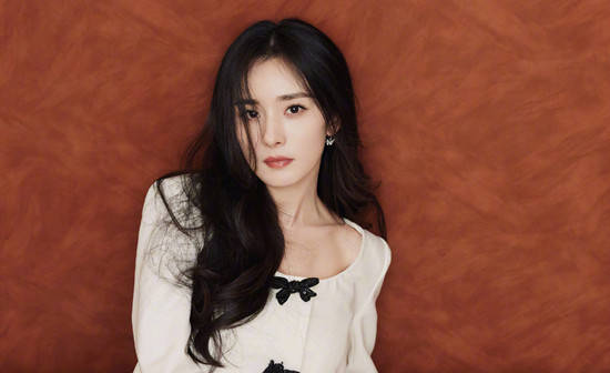 高定 杨幂终于找对风格!放弃性感风太聪明,穿高定梳卷发贵妇感立马上来