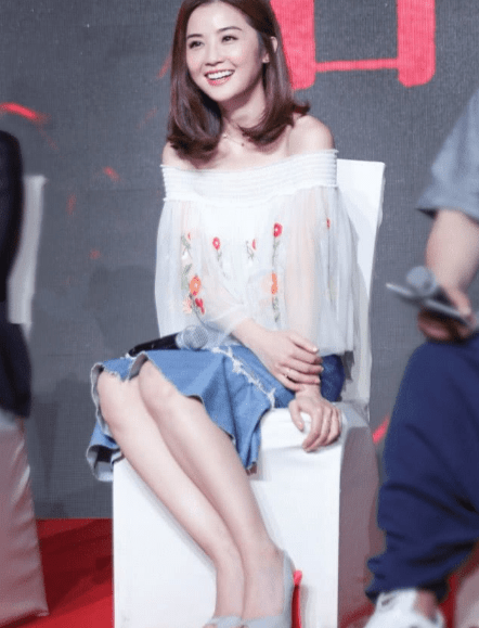 青春 蔡卓妍这身搭配太减龄，哪像快奔四的人，薄纱配牛仔裙青春动人