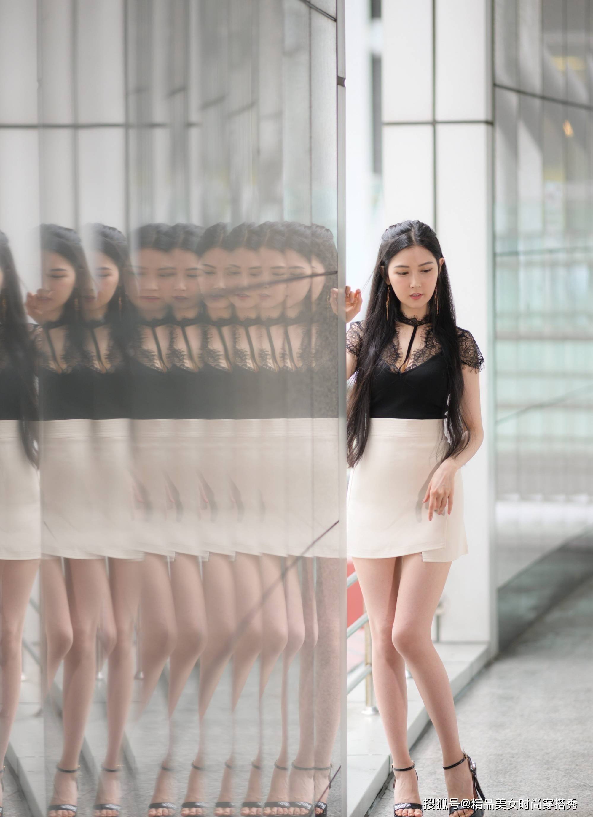 短裙 黑色蕾丝拼接修身打底衫，沉静而雅致，收拢淑女般的气质