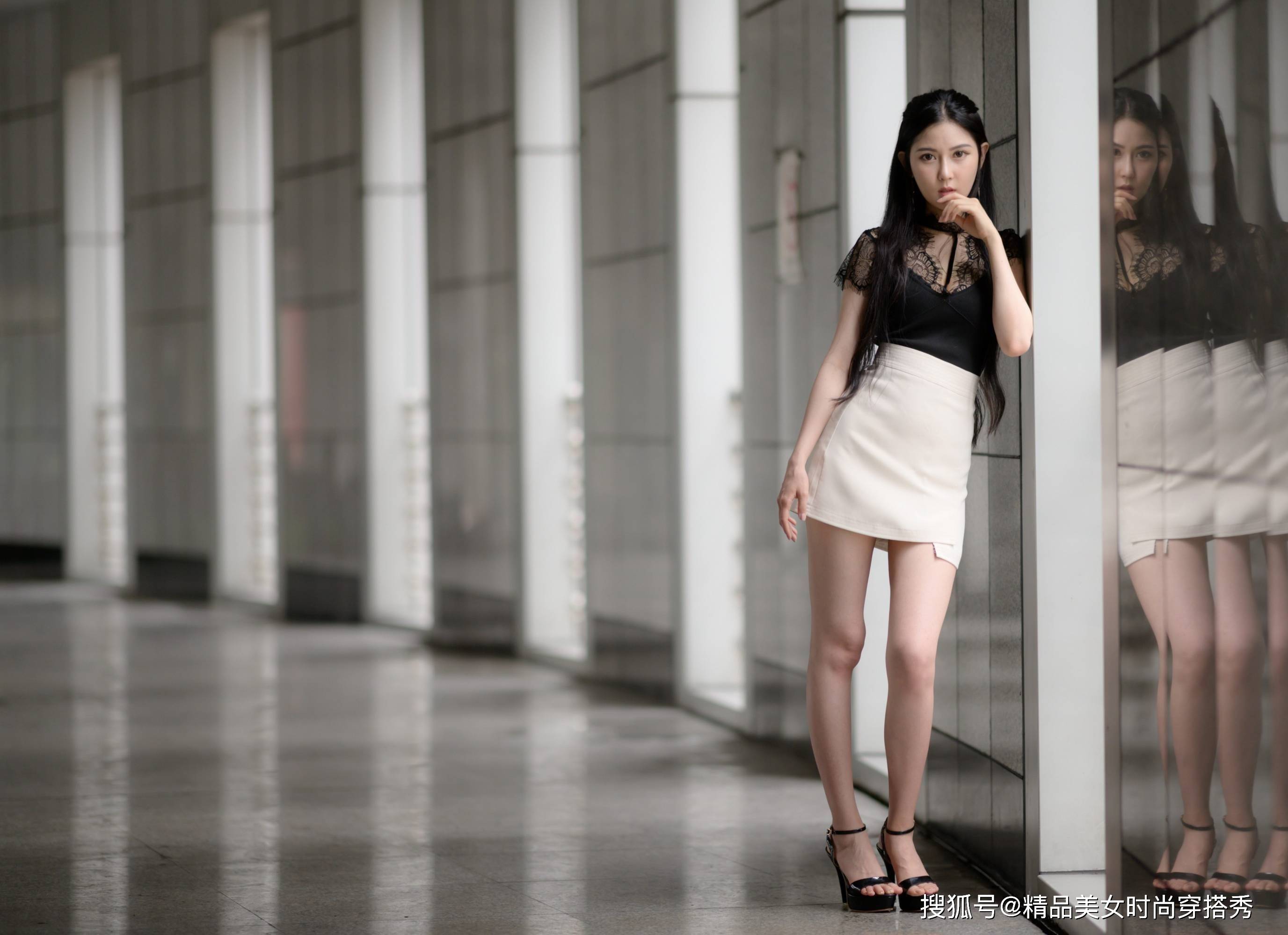 短裙 黑色蕾丝拼接修身打底衫，沉静而雅致，收拢淑女般的气质