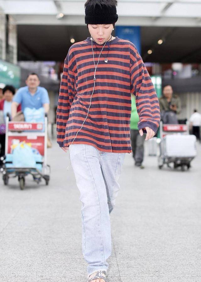 黑色 窦靖童的时尚品味不一般！条纹上衣配牛仔裤中性洒脱，潇洒不羁