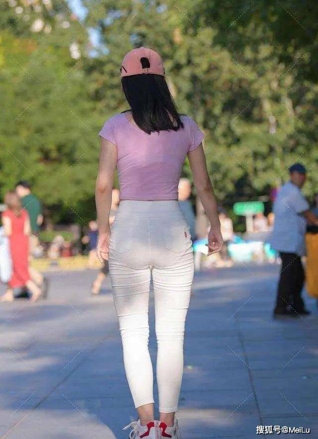 显得 牛仔裤的搭配遮肉又显瘦,突出高级时尚感,更加吸睛夺目