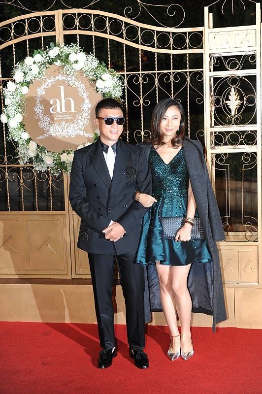 进行 孙红雷的老婆看着很幸福,穿华丽款精致礼裙,挺有阔太样的