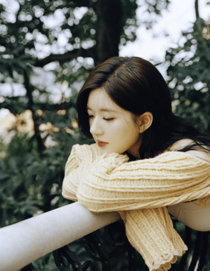 短裙 赵露思能把毛衣穿出花来，吊带裙配毛衣披风，身材娇俏，人更可爱