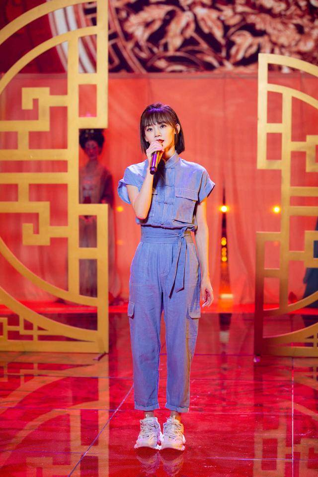 苗苗 苗苗气场全开！墨绿色连体裤中性飒爽，腰带勒出“巴掌腰”好抢镜