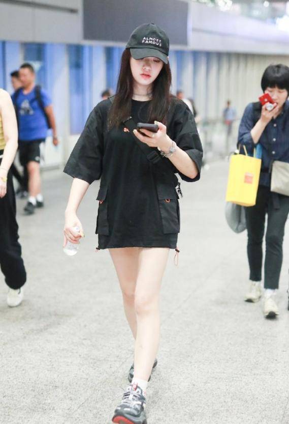 黑色 夏季穿搭没头绪?试试时髦显瘦黑T恤,时而狂野霸气时而甜美温柔