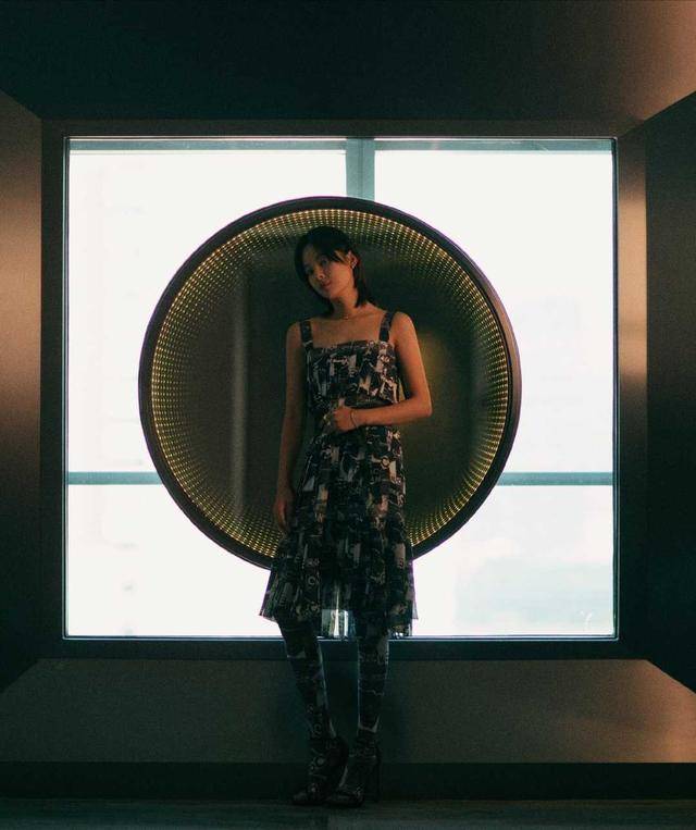 魅力 辛芷蕾气质真“绝”了,宽松外套配牛仔裤清爽舒适,难掩强大气场