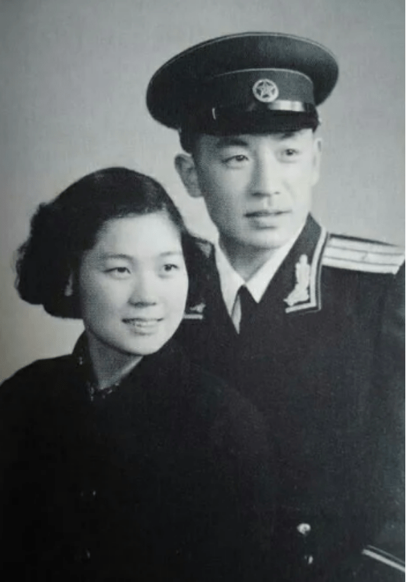 图|迟浩田与妻子姜青萍合影在这之后,迟浩田又参加了不少战役,也立下