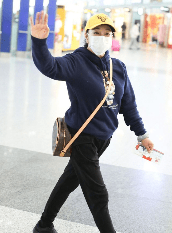 卫衣 刘晓庆69岁仍时髦,穿卫衣配小黄帽,青春活力不输小年轻