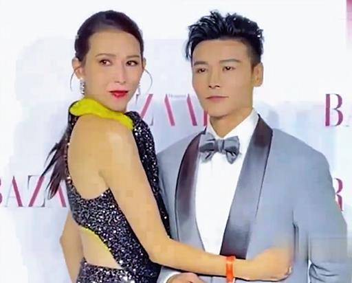 张晋 张晋夫妇亮相好甜，蔡少芬360度旋转拍照秀美裙，个子比张晋还高