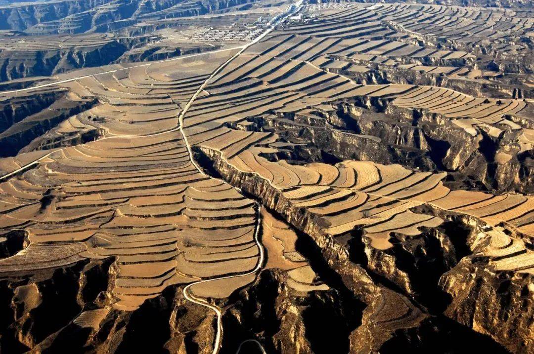 为了种植庄稼,农民通过打"淤地坝"的方式来保留水土,淤地坝就是在山坡