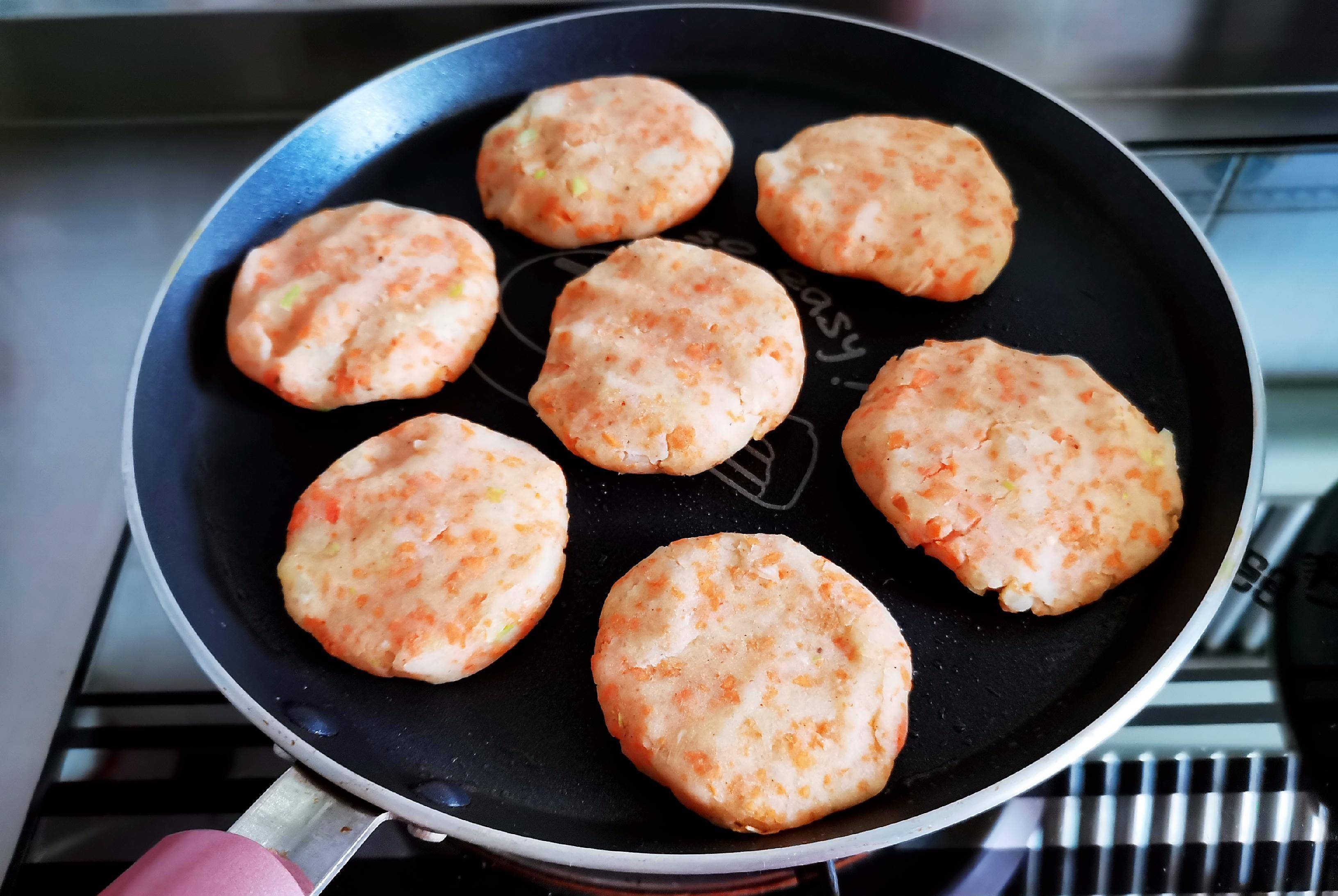 蔬菜|一个人吃好低脂早餐,20分钟做好了土豆泥胡萝卜饼,小菜和杂粮粥