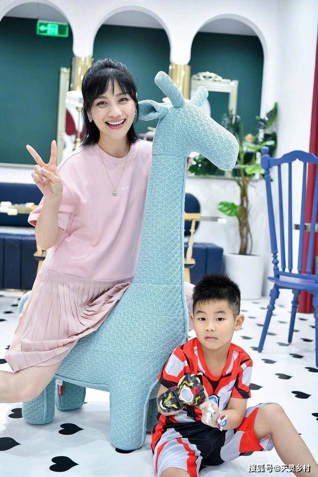 胡可与老公沙溢校园拍摄同穿青春校服一个像少女一个像大叔