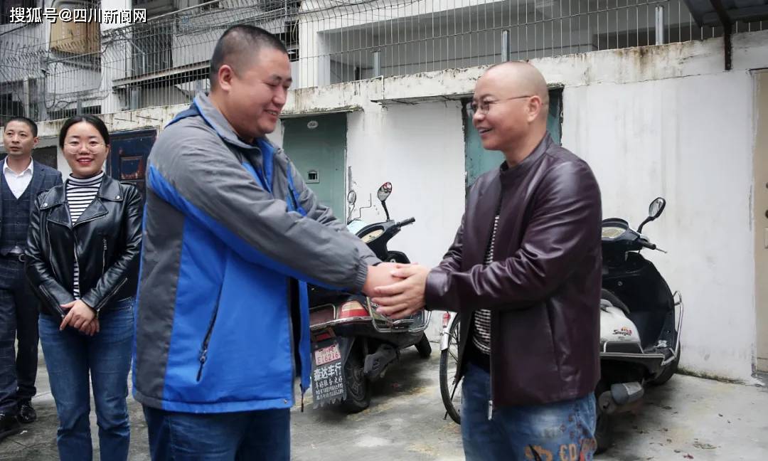 (社区书记张鲸对爱心企业代表杜林坤表达感谢)会上,四川康芝建设工程