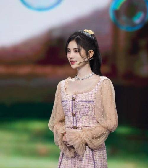 马尾 穿了那么多马丁靴，都不如鞠婧祎的一双“粉笔靴”，穿得腿老直了