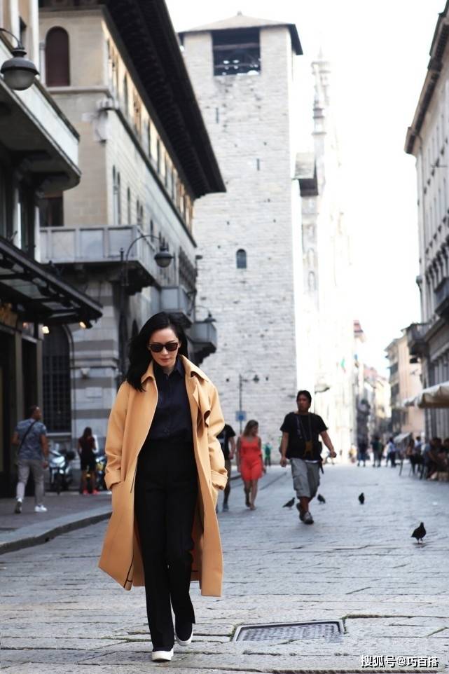 典范 俞飞鸿真是“岁月不败美人”的典范，50岁的她，身姿曼妙衣品超赞