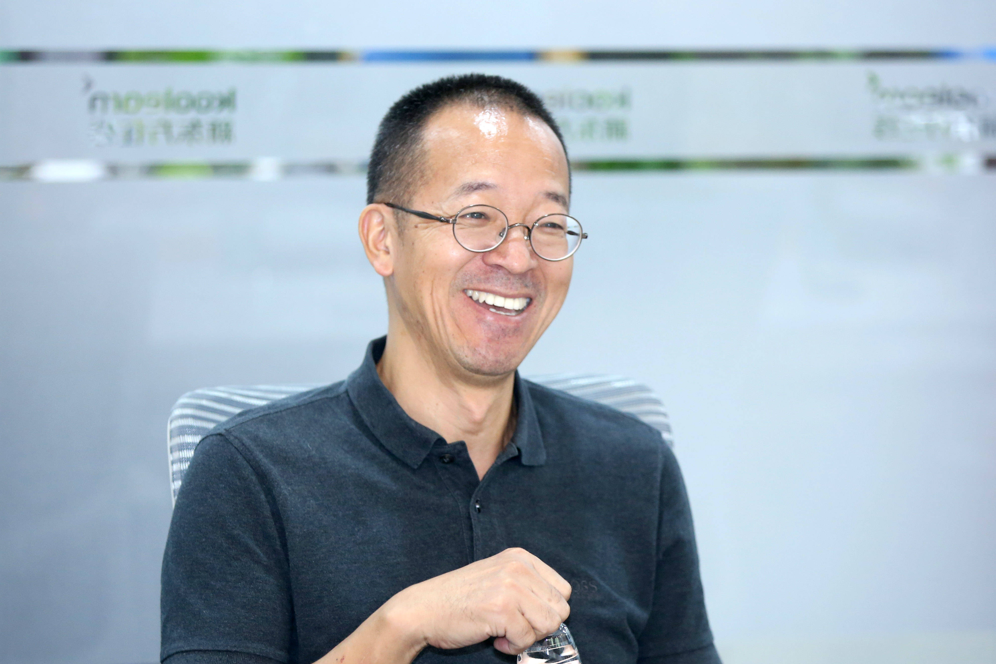 俞敏洪回应媒体质疑转型直播带货新东方有很多地方向李佳琦学习