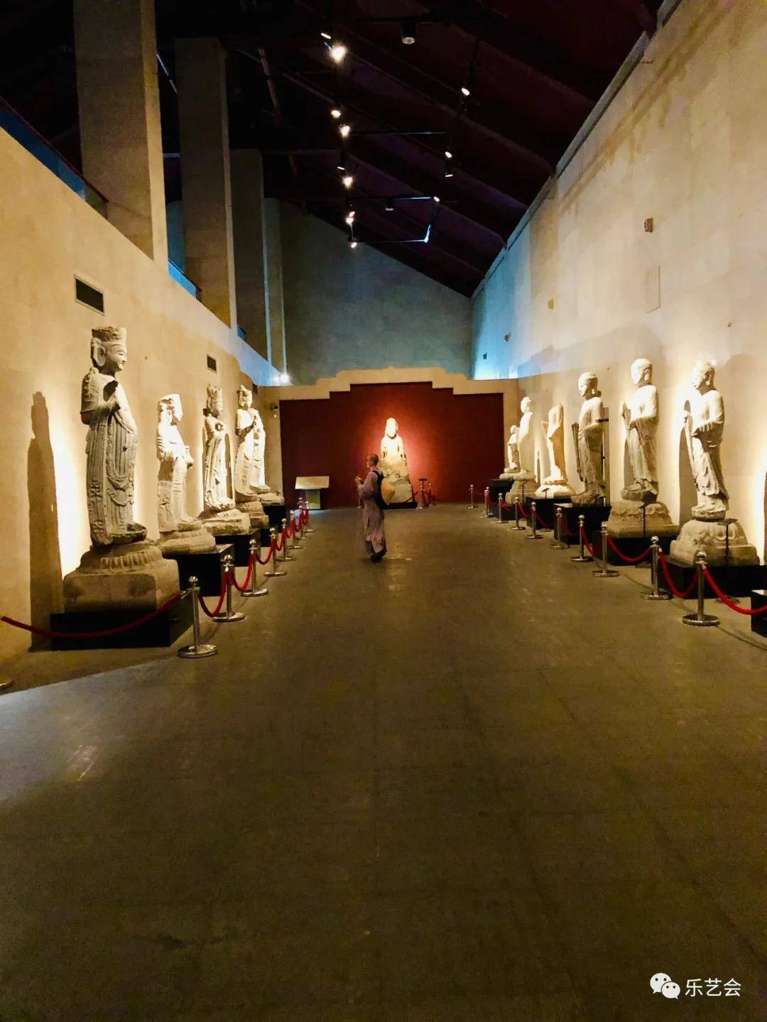 长安佛韵石刻艺术馆展出西安碑林精选出的151件佛教造像,陈列分众生